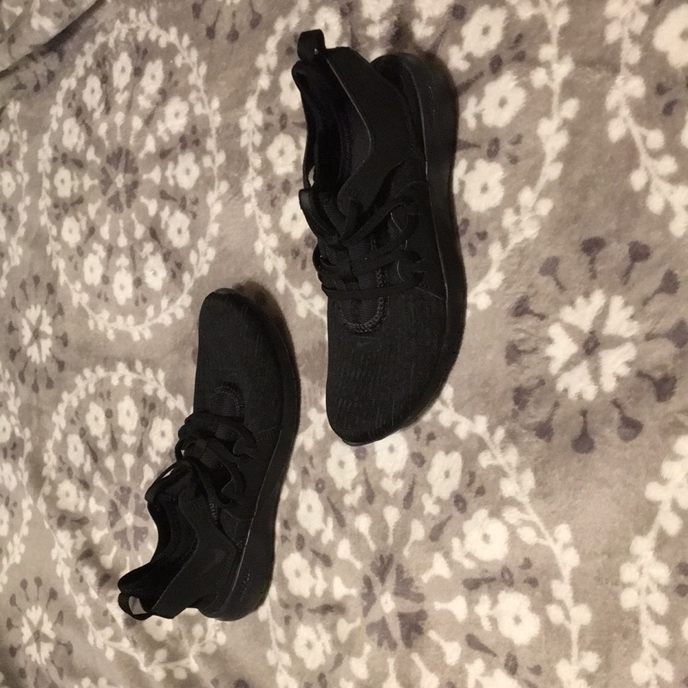 Running Shoes - Picture 2 of 4